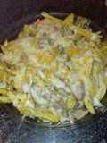 Patatas con pechuga de pollo salchichas frescas champiñones aderezadas y gratinada