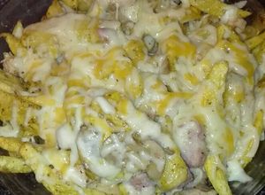 Foto principal de Patatas con pechuga de pollo salchichas frescas champiñones aderezadas y gratinada
