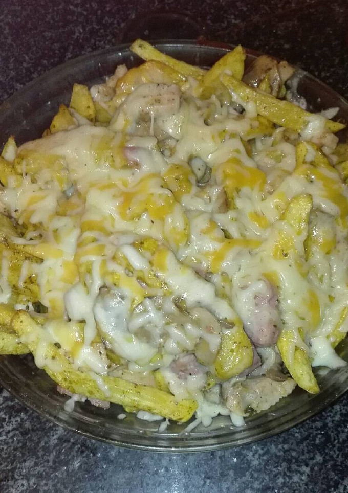 Una foto de Patatas con pechuga de pollo salchichas frescas champiñones aderezadas y gratinada