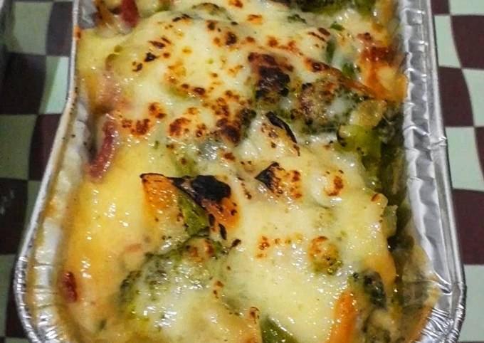 Langkah Mudah untuk Menyiapkan 10. Baked Potato Broccoli Cheese yang Sempurna