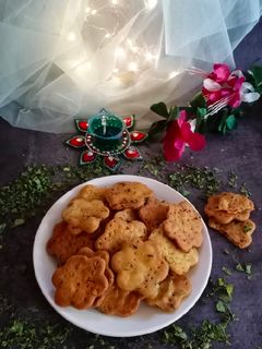 कसूरी मेथी मठरी (kasoori methi mathri recipe in Hindi) रेसिपी मुख्य फोटो