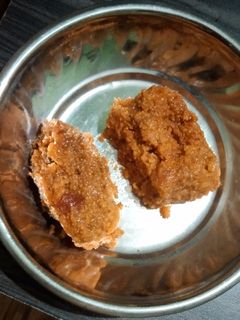 गाजराची बर्फी (Gajar barfi recipe in marathi) रेसिपी चे मुख्य फोटो 