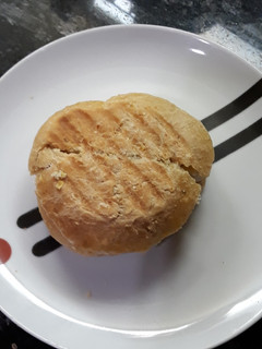 Una foto de Bocata de pan de maíz con foie de canard, raíces y mostaza
