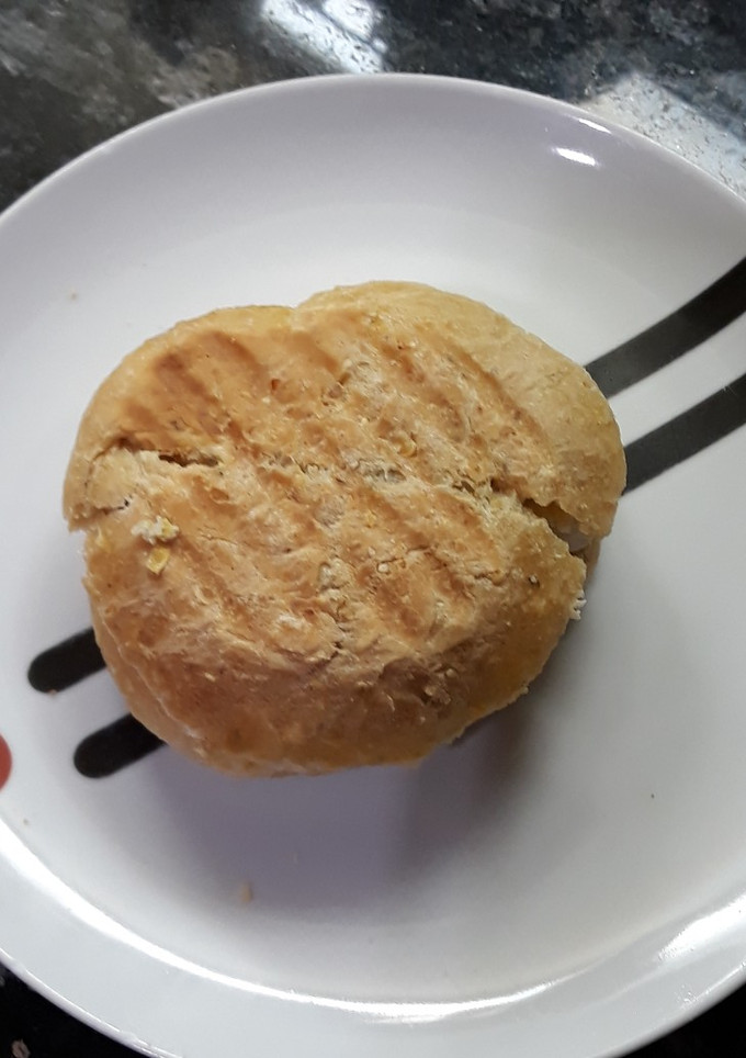 Una foto de Bocata de pan de maíz con foie de canard, raíces y mostaza