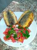 Sardines farcies à l'ail et l'oignon accompagné d'une salade tomate
