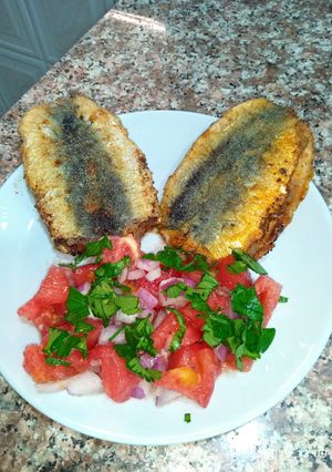 Une photo de Sardines farcies à l'ail et l'oignon accompagné d'une salade tomate