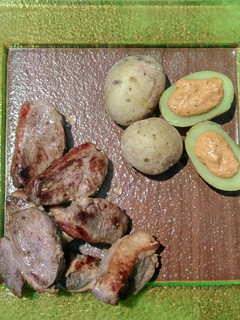 Una foto de Magret de pato a la plancha y salteado de piña con patatas asadas con mojo