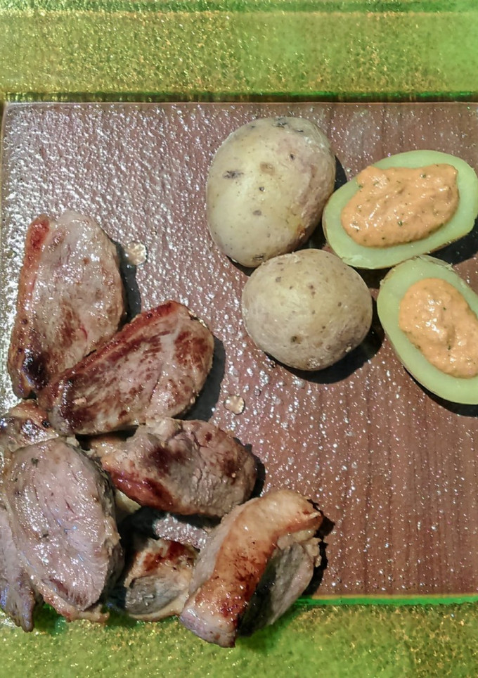 Una foto de Magret de pato a la plancha y salteado de piña con patatas asadas con mojo