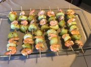 Une photo de brochette melon