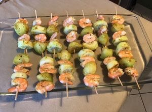 Une photo de Brochettes marinées aux épices,crevettes roses,concombre noa et melon vert