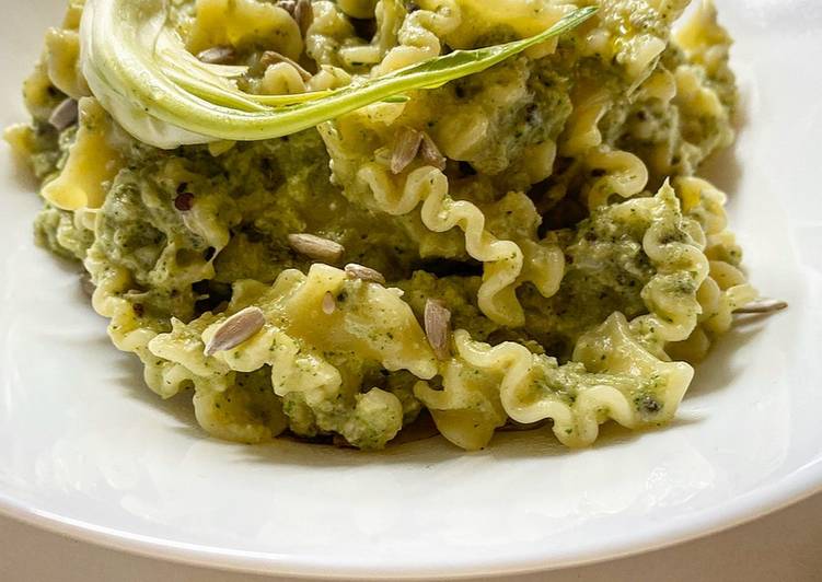 Steps to Prepare Ultimate Pasta al pesto di cicoria