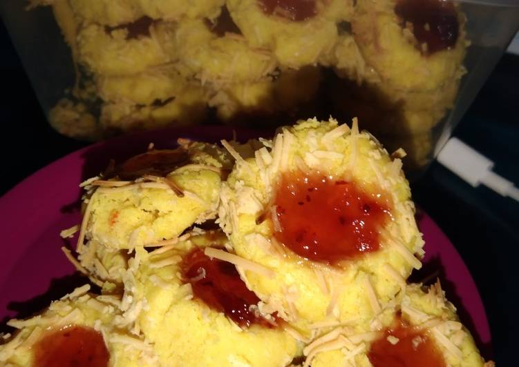 Resep Mudah Strawberry Thumbprint Cookies lumer. Gurih Mantul