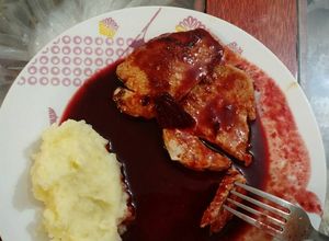 Una foto de Lomo de cerdo en salsa de Jamaica