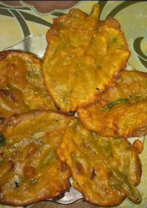 A picture of Malabar spinach fritters.