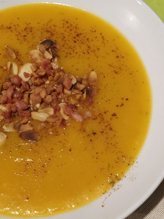 Foto di Cremosa di zucca e mela con mandorle tostate e bacon croccante