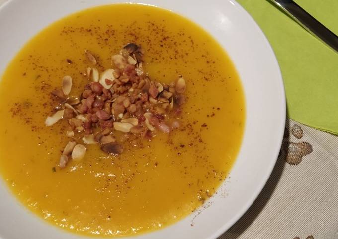 Ricetta di Preferito Cremosa di zucca e mela con mandorle tostate e bacon croccante