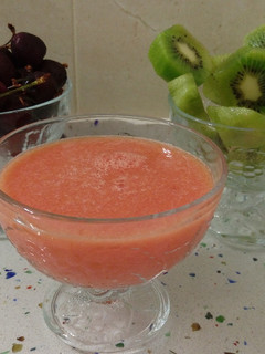 Una foto de Sorbete de mandarina y ciruela con cerezas y kiwis
