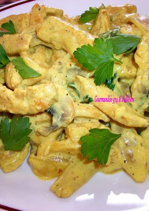 Une photo de Émincé de poulet aux champignons frais, gingembre, curcuma & crème