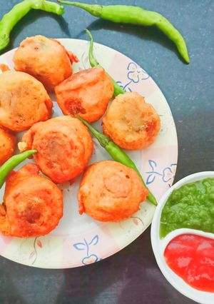 आलू वड़ा (Aloo vada recipe in hindi) रेसिपी मुख्य फोटो