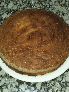 Una foto de Bizcochuelo fácil sin leche. Es rápido y tampoco lleva manteca 😋