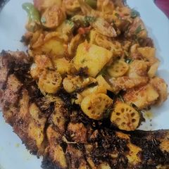 A picture of Veggi with fried Fish.