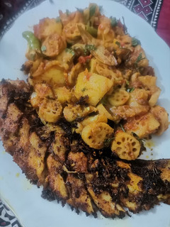 A picture of Veggi with fried Fish.