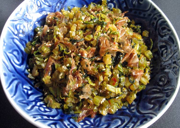 Recipe of Super Quick Homemade Sir-fried Celery Leaves &amp; Katsuobushi (Bonito Flakes)