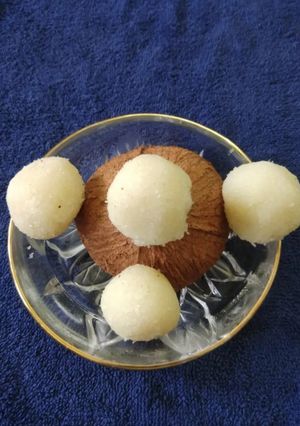 A picture of Coconut ladoo.