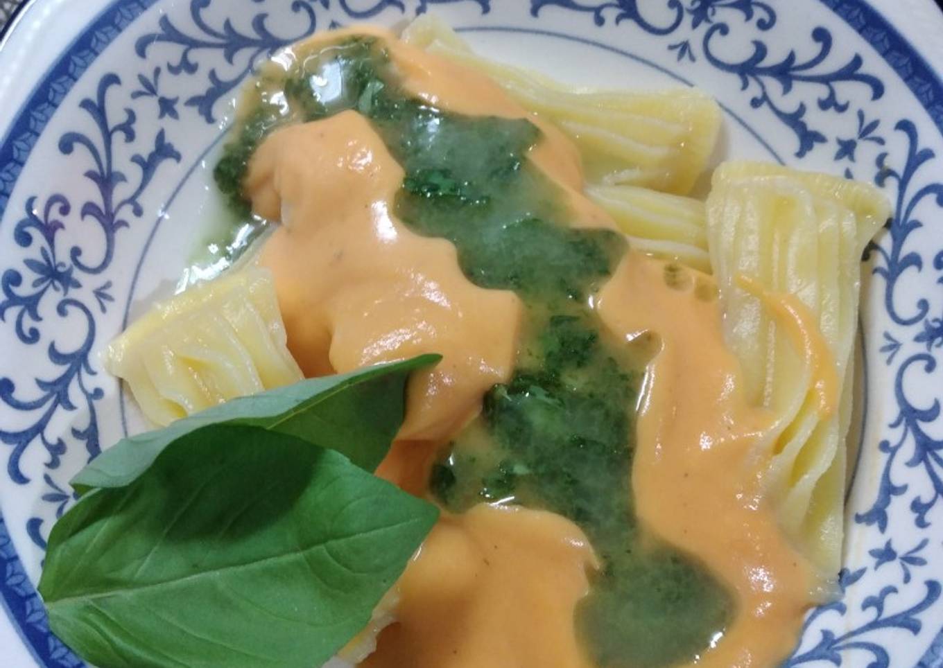 Fideos rellenos con salsa crema de calabaza y albahaca