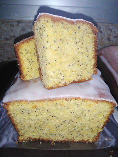Una foto de Budín de limón y amapolas