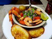 Una foto de caldo de camaron pescado pulpo