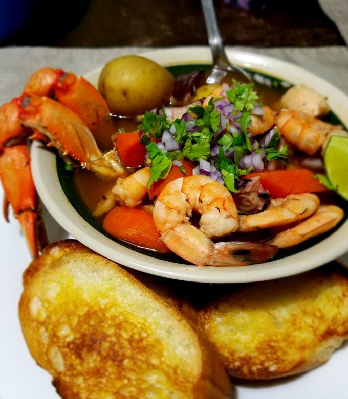 Una foto de Caldo de mariscos 🐙🦀🦐🐟
