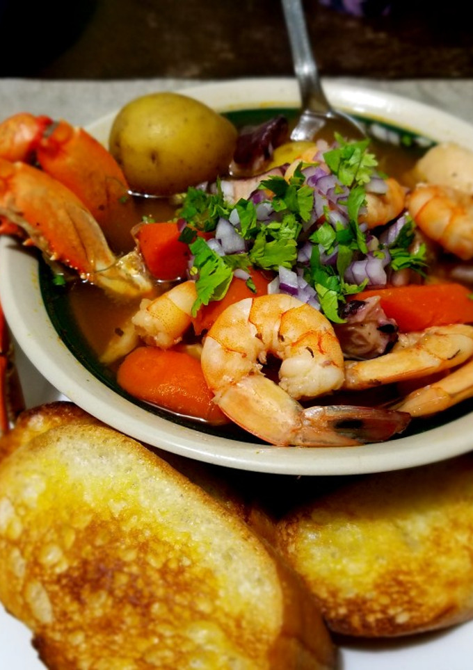 Una foto de Caldo de mariscos 🐙🦀🦐🐟