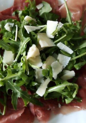 Foto di Bresaola con rucola e grana
