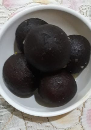 A picture of Gulab jamun.