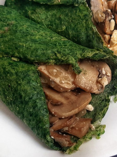 Una foto de Crepes de espinacas con champiñones, tofu y queso feta