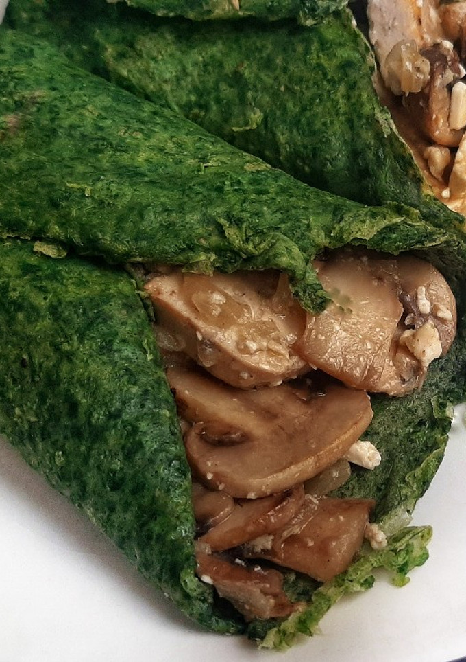 Una foto de Crepes de espinacas con champiñones, tofu y queso feta