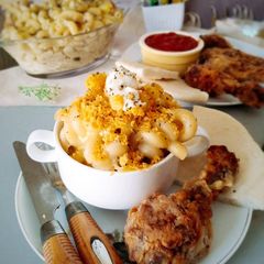 A picture of Mac and Cheese with Crispy Drumsticks.