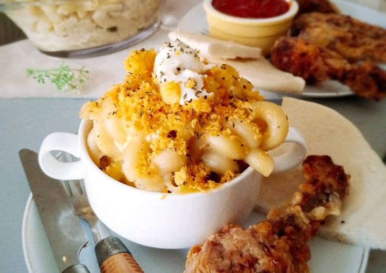 Easiest Way to Prepare Ultimate Mac and Cheese with Crispy Drumsticks