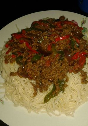 A picture of Minced meat sauce and spaghetti.