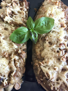 Una foto de Berenjena rellena de soja con setas y bechamel de albahaca #glutenfree #sin lactosa # vegano