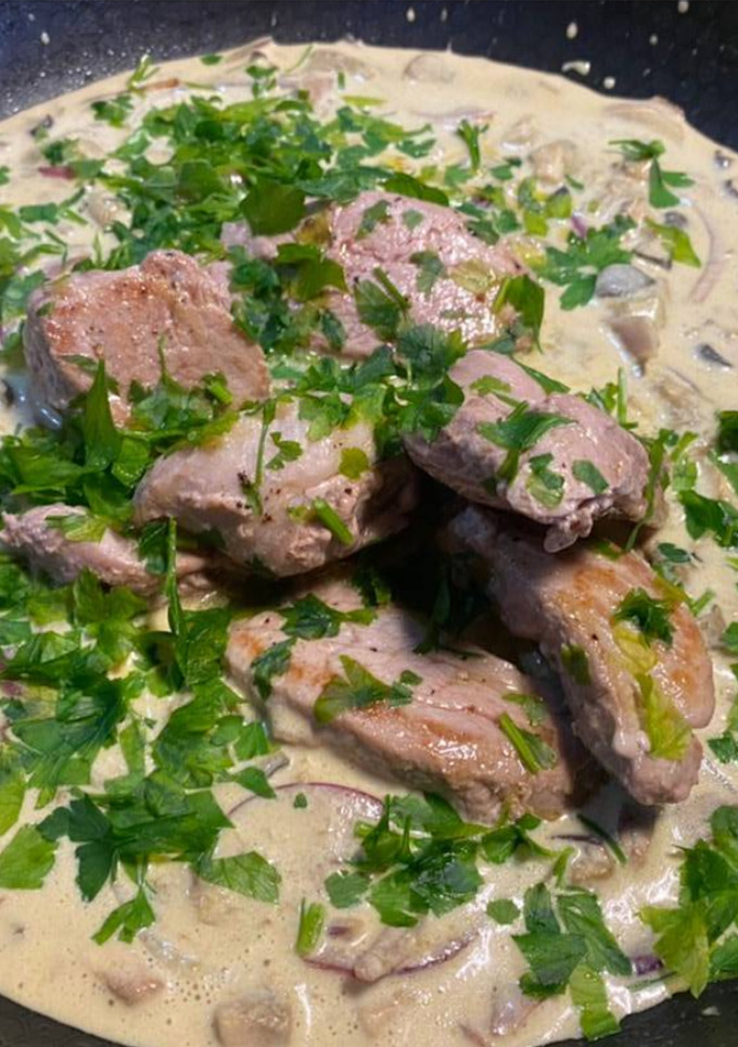 Una foto de Solomillo de cerdo con boletus al vinagre de Jerez