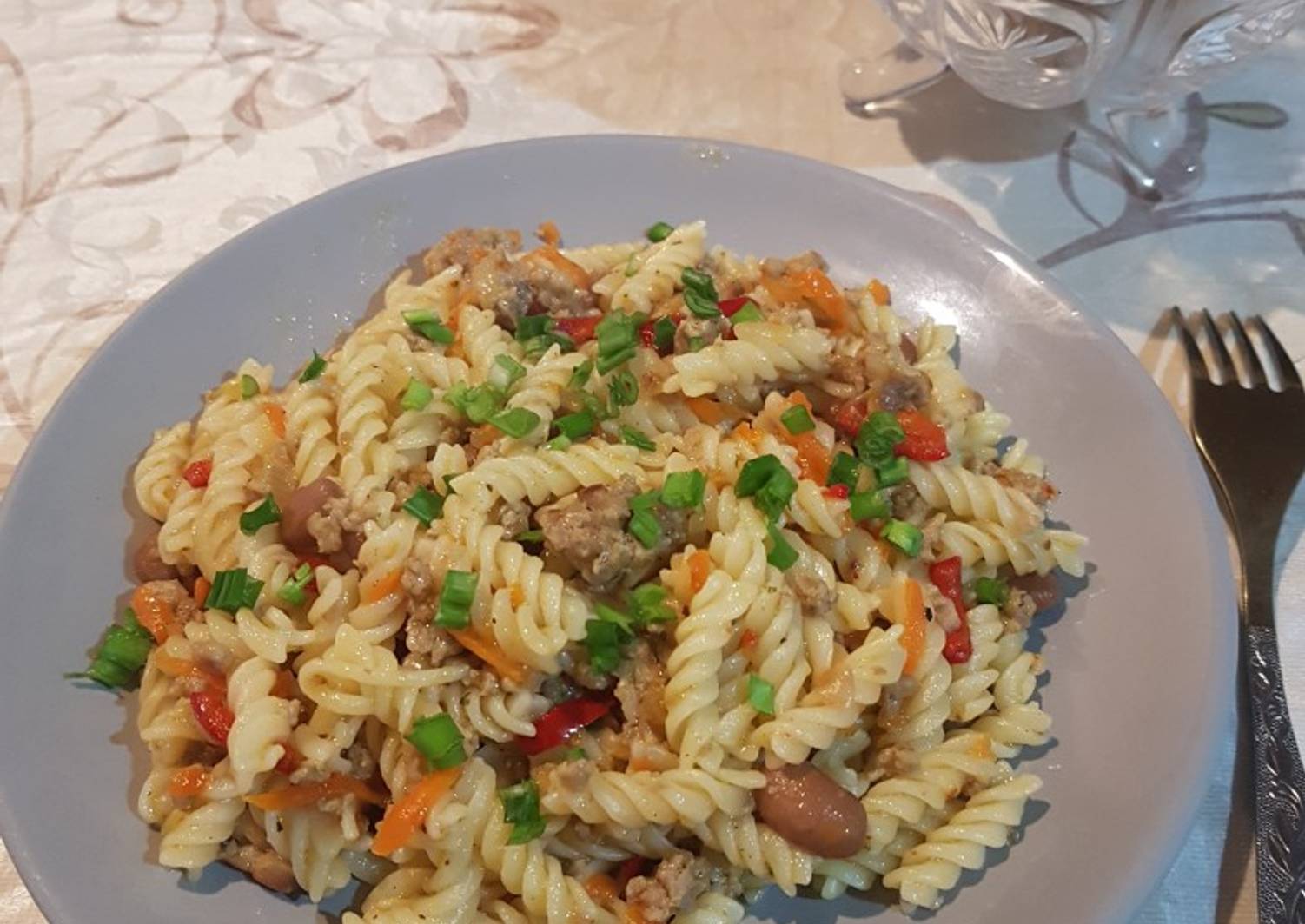 макароны с фасолью. фасоль блюда с макаронами. красная фасоль с макаронами. макароны с фасолью консервированной. макароны с фасолью и тушенкой.