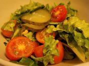 Una foto de lechuga tomate cherry