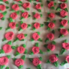 Una foto de Flores de azúcar para decorar😍👆
