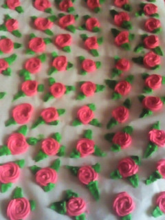 Una foto de Flores de azúcar para decorar😍👆