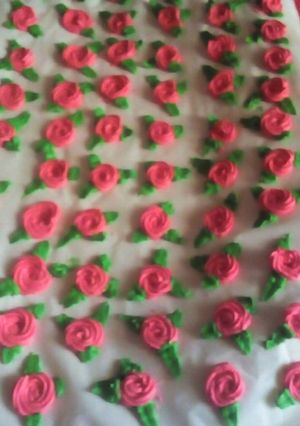 Una foto de Flores de azúcar para decorar😍👆