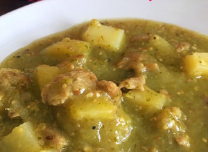 Una foto de Bistec de res en salsa verde con papas 🥩