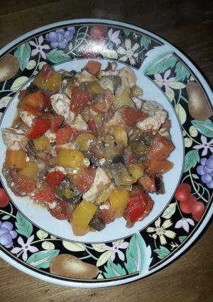 Una foto de Salteado de pollo con vegetales multicolor