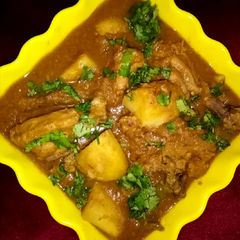 A picture of Chicken and aloo gravy.